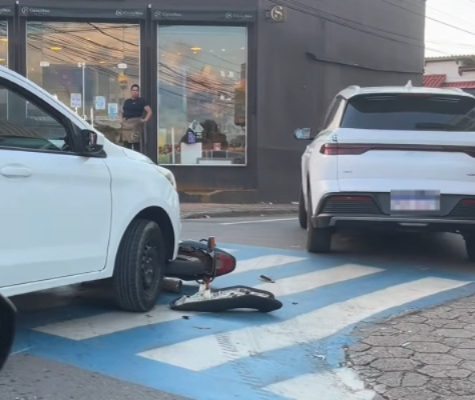 Motociclista fica ferido após colisão com carro em avenida de Rio Branco