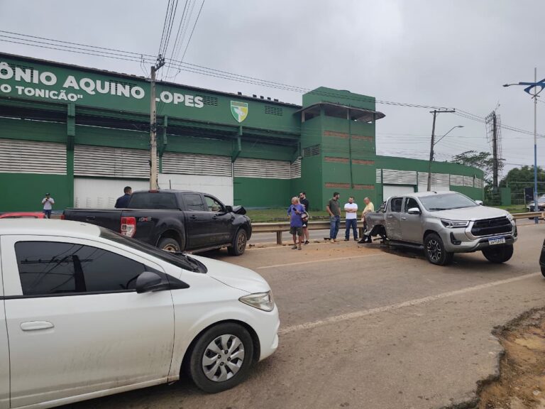 Duas caminhonetes se envolvem em acidente em frente ao Tonicão