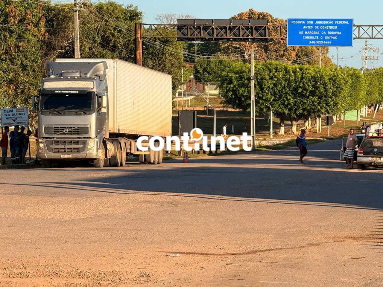 Idoso é atropelado por carreta na BR-364 e fica preso ao veículo Idoso é atropelado por carreta na BR-364 e fica preso ao veículo