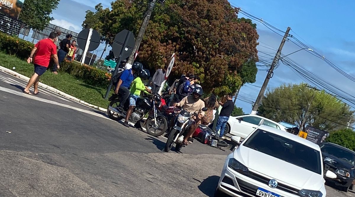 Colisão entre carro e motocicleta em rotatória deixa feridos em Rio Branco Colisão entre carro e motocicleta em rotatória deixa feridos em Rio Branco