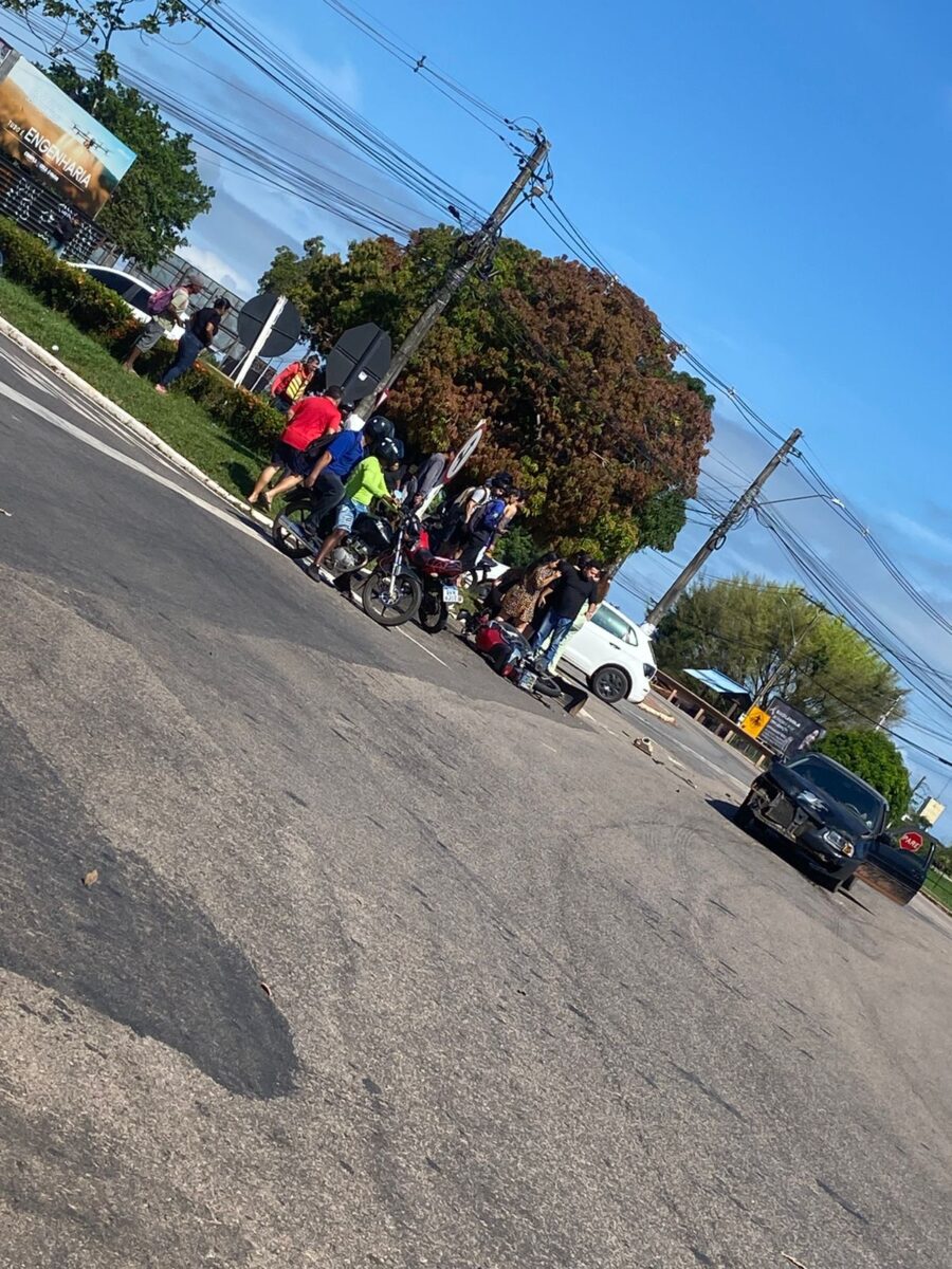 Colisão entre carro e motocicleta em rotatória deixa feridos em Rio Branco