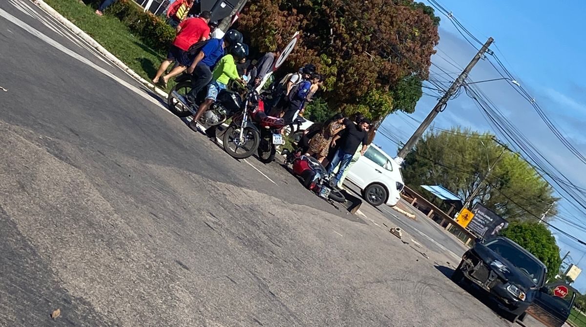 Colisão entre carro e motocicleta em rotatória deixa feridos em Rio Branco Colisão entre carro e motocicleta em rotatória deixa feridos em Rio Branco