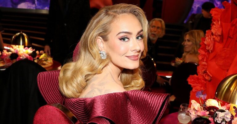 Adele teria sido vista gravando música em Londres, diz jornal