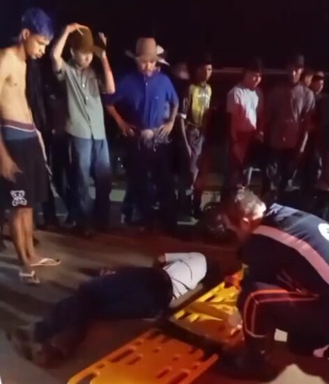 Adolescentes colidem motos na madrugada