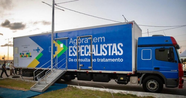 Carreta do programa Agora Tem Especialistas