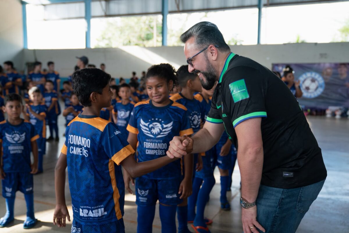 Alan Rick leva escolinha de futebol do Léo Moura a Capixaba e beneficia 260 crianças