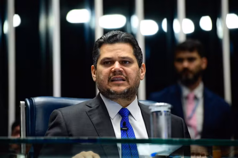 Alcolumbre reúne governistas para discutir fim da escala 6x1