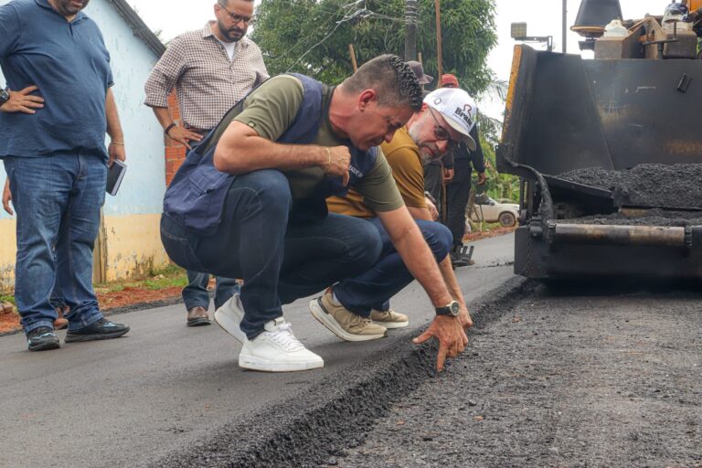 “Era só lama e poeira”: moradores comemoram mudança nas ruas da capital “Era só lama e poeira”: moradores comemoram mudança nas ruas da capital