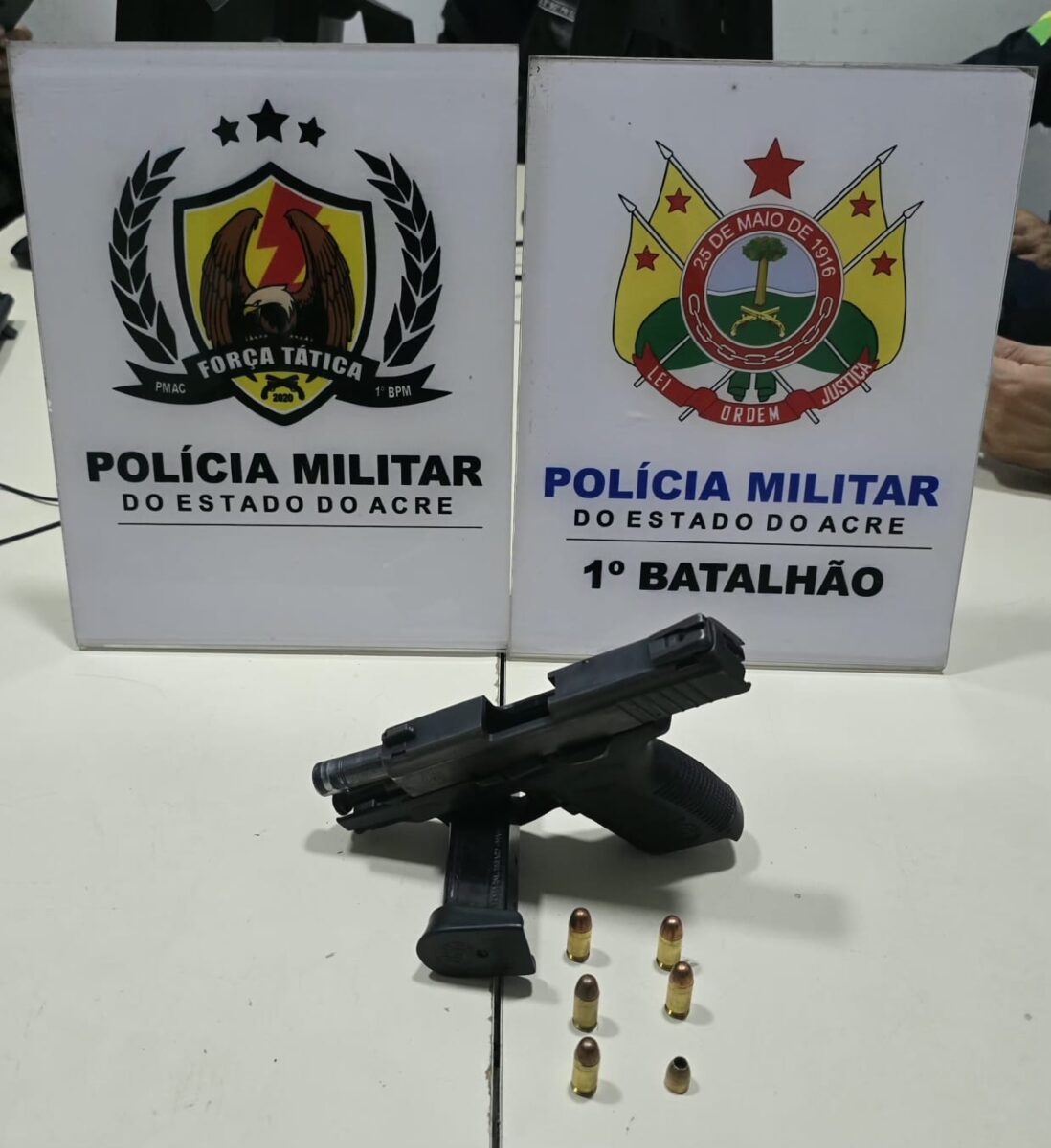 Homem é preso com pistola após denúncia na Baixada da Sobral