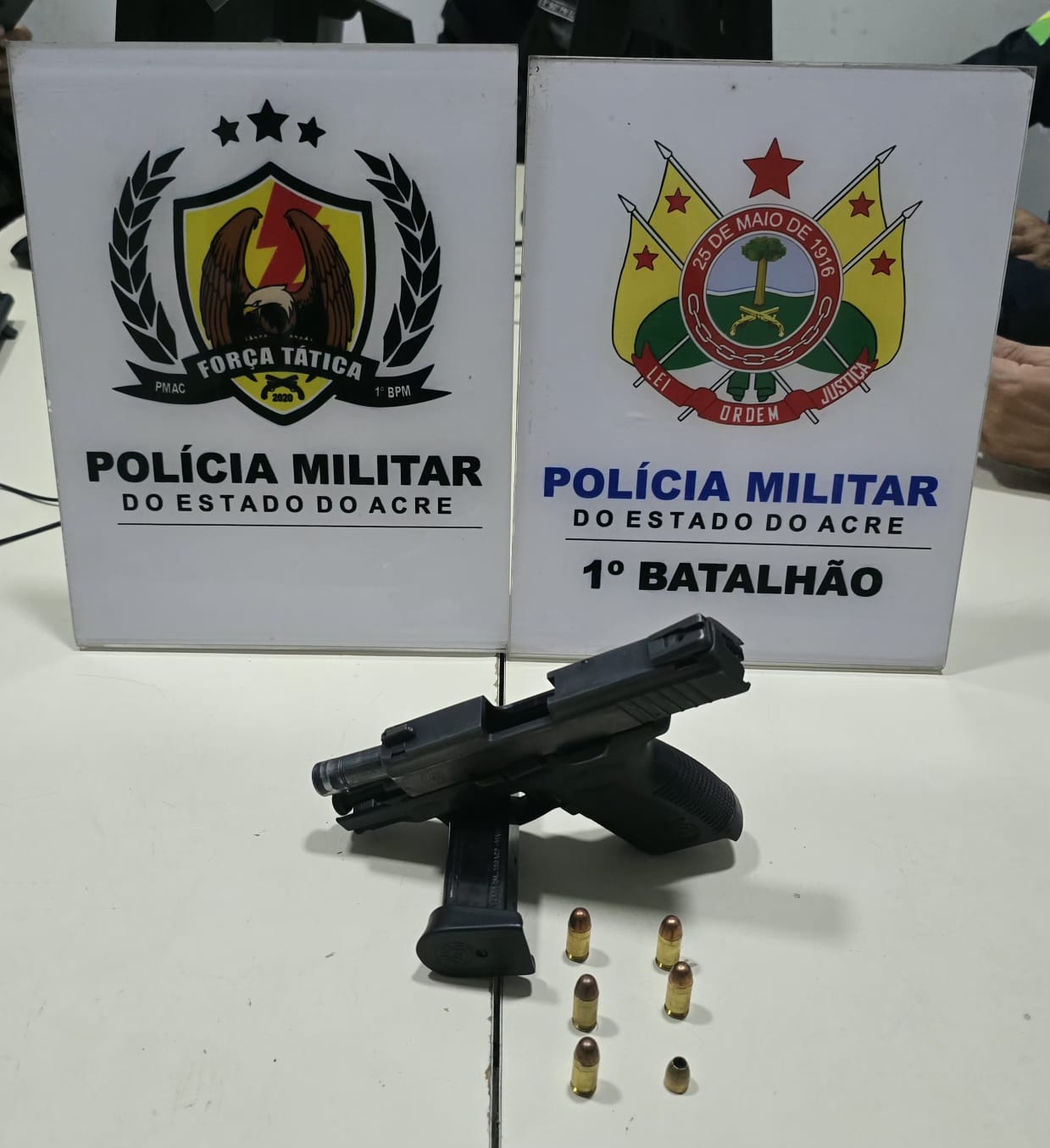 Homem é preso com pistola após denúncia na Baixada da Sobral Homem é preso com pistola após denúncia na Baixada da Sobral