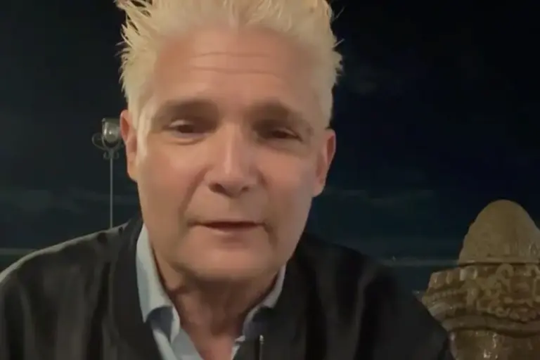 Corey Feldman, astro de 'Os Goonies', passa mal em voo