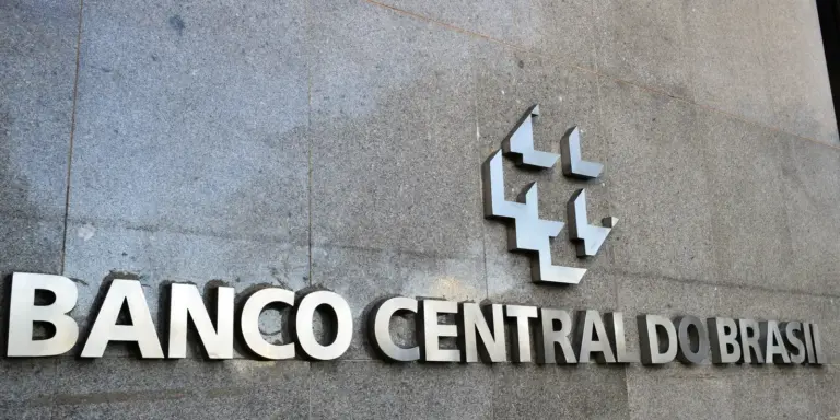 Banco Central eleva projeção do PIB para 2% e vê inflação acima do teto em 2026
