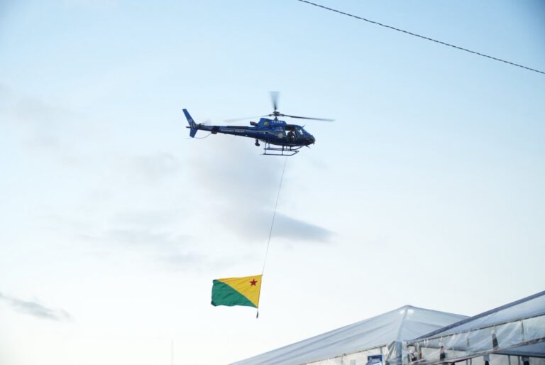 Ao som de ‘Minha Aldeia’, helicóptero sobrevoa com a bandeira do Estado Ao som de ‘Minha Aldeia’, helicóptero sobrevoa com a bandeira do Estado