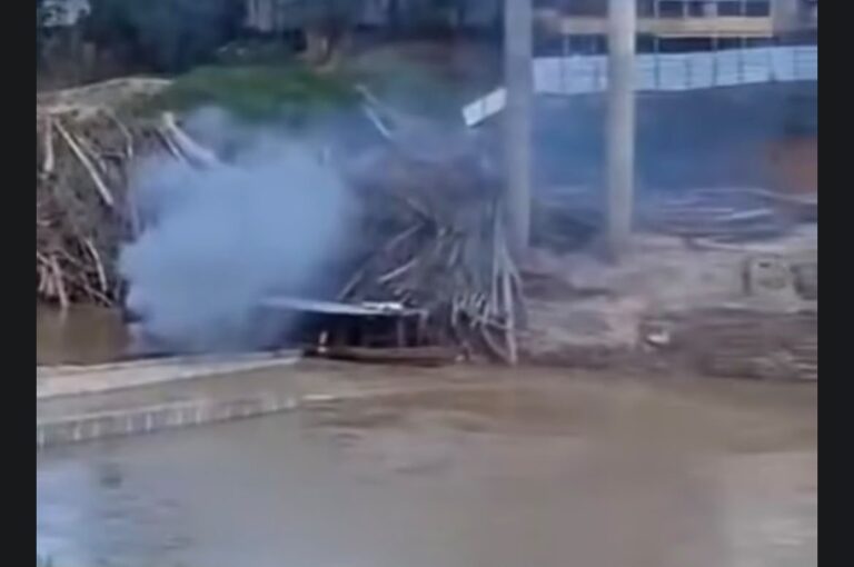Vídeo mostra ribeirinho preso em escombros da ponte que desabou em Sena Vídeo mostra ribeirinho preso em escombros da ponte que desabou em Sena