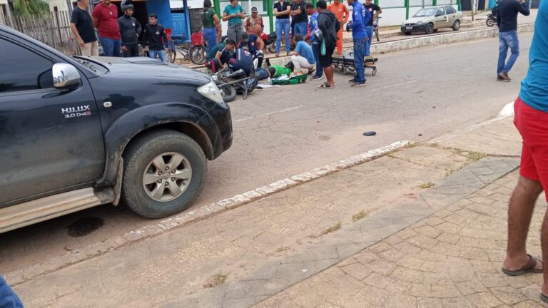 Motociclista fica ferido após bater em caminhonete estacionada em Sena