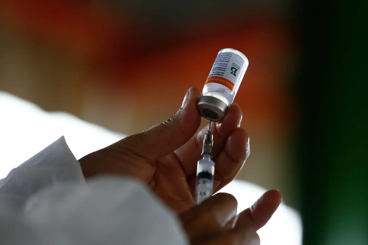 Polícia investiga farmacêutica por aplicar vacina vencida em bebê Polícia investiga farmacêutica por aplicar vacina vencida em bebê