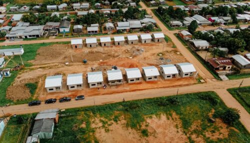 Bittar assina ordem de serviço de ponte e vistoria casas populares em Feijó