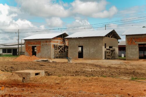 Bittar assina ordem de serviço de ponte e vistoria casas populares em Feijó