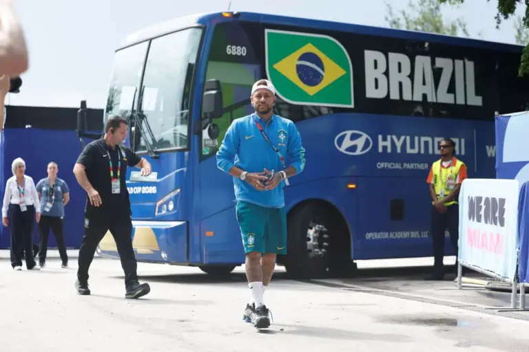 Jogadores da Seleção desembarcam para partida contra a Escócia