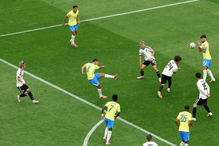 Bolada acidental de Bruno Guimarães em Lucas Paquetá vira meme e viraliza nas redes