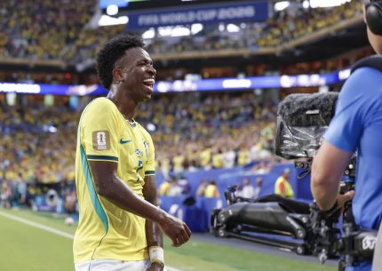 Brasil aciona FIFA após gol anulado de Vini Jr. e usa lance de Messi como comparação