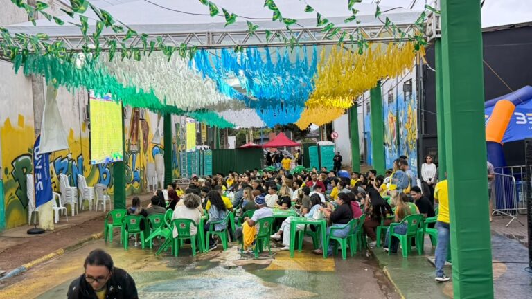 Nem a chuva parou a torcida: acreanos acompanham Brasil e Escócia