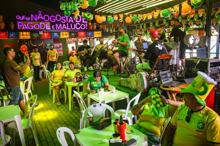 Torcida: Brazin fica lotado em Rio Branco antes do jogo do Brasil; veja fotos Torcida: Brazin fica lotado em Rio Branco antes do jogo do Brasil; veja fotos