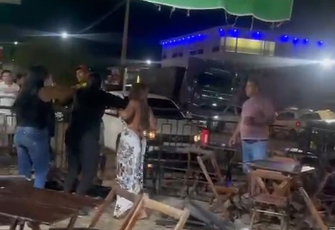 Homem é esfaqueado durante briga em conveniência no Acre Homem é esfaqueado durante briga em conveniência no Acre