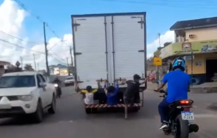 Jovens desafiam o perigo ao pegar carona em caminhão na Sobral
