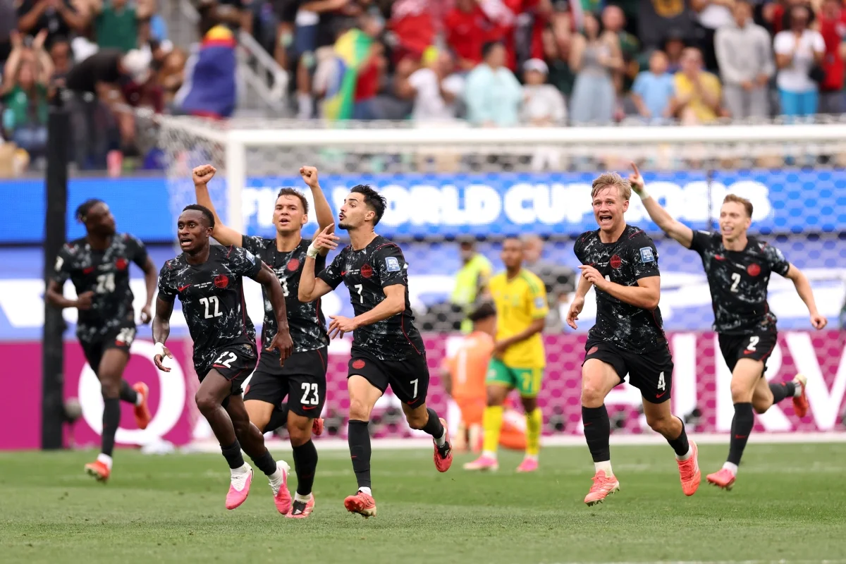 Com gol nos acréscimos, Canadá elimina África do Sul e vai às quartas