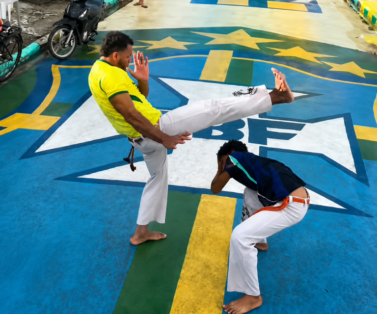 Capoeiristas transformam rua decorada para a Copa em palco de acrobacias Capoeiristas transformam rua decorada para a Copa em palco de acrobacias