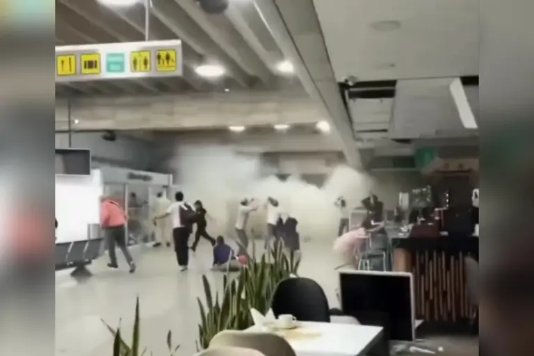 Vídeo registra pânico e evacuação em aeroporto de Caracas após fortes terremotos