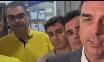Expressões de Nikolas Ferreira durante entrevista de Flávio Bolsonaro viralizam nas redes Expressões de Nikolas Ferreira durante entrevista de Flávio Bolsonaro viralizam nas redes