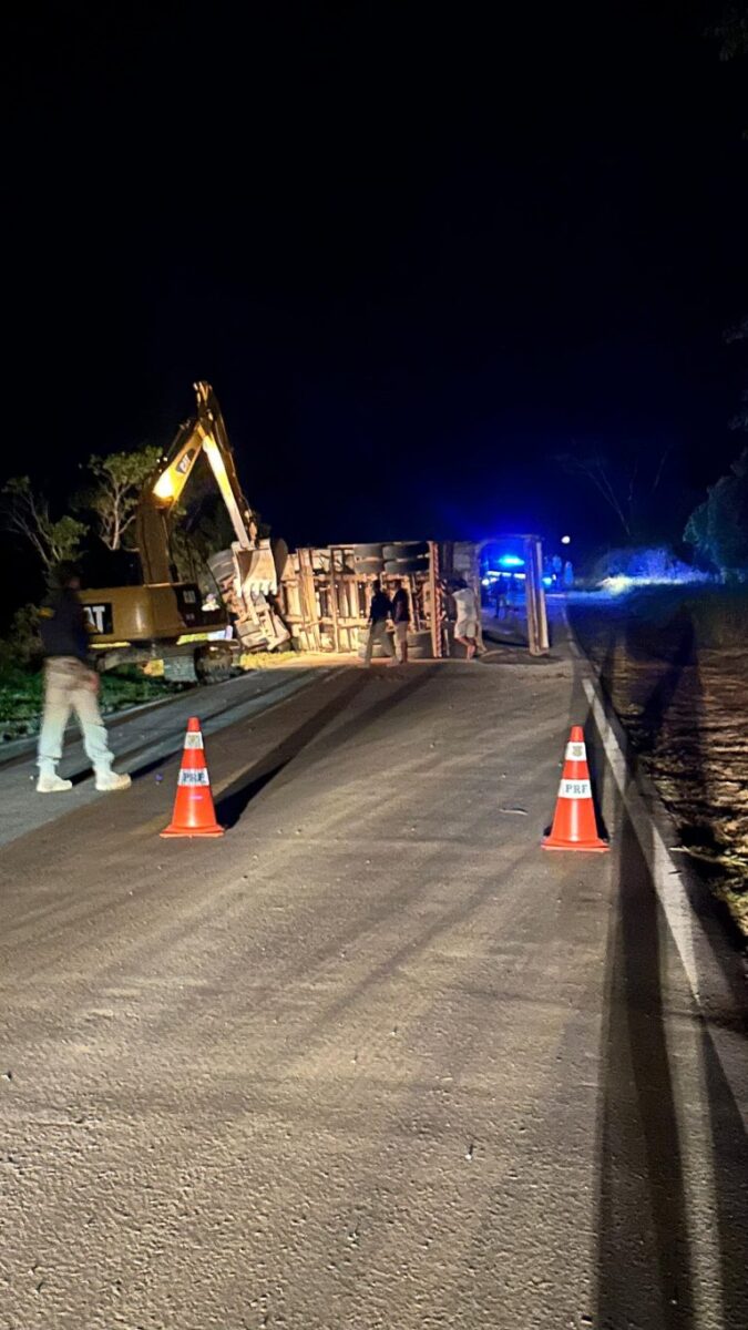 Carreta tomba e fecha rodovia no interior do Acre na tarde de segunda