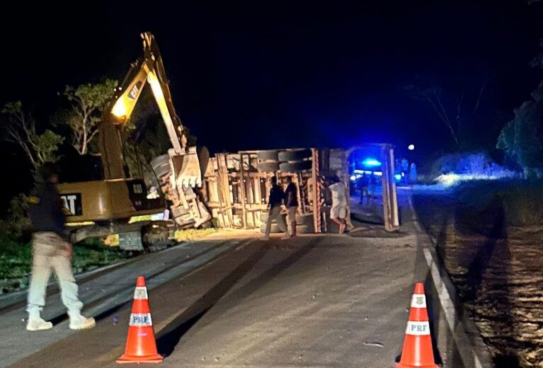 Carreta tomba e fecha rodovia no interior do Acre na tarde de segunda