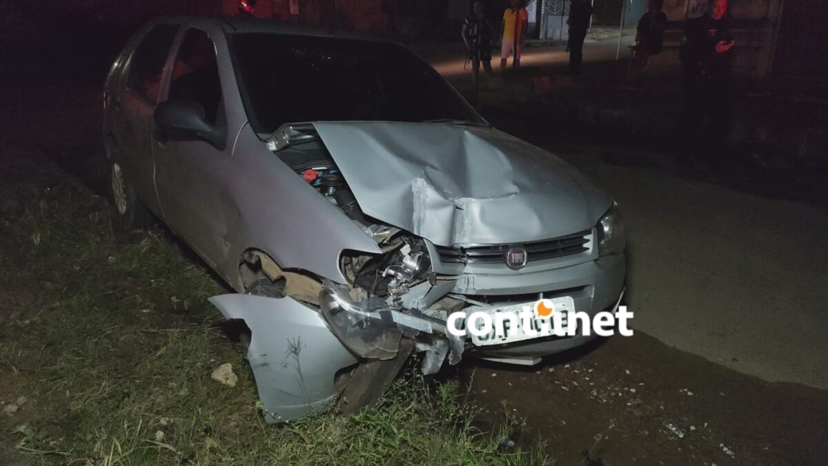 Motorista derruba poste e abandona carro após acidente em Rio Branco