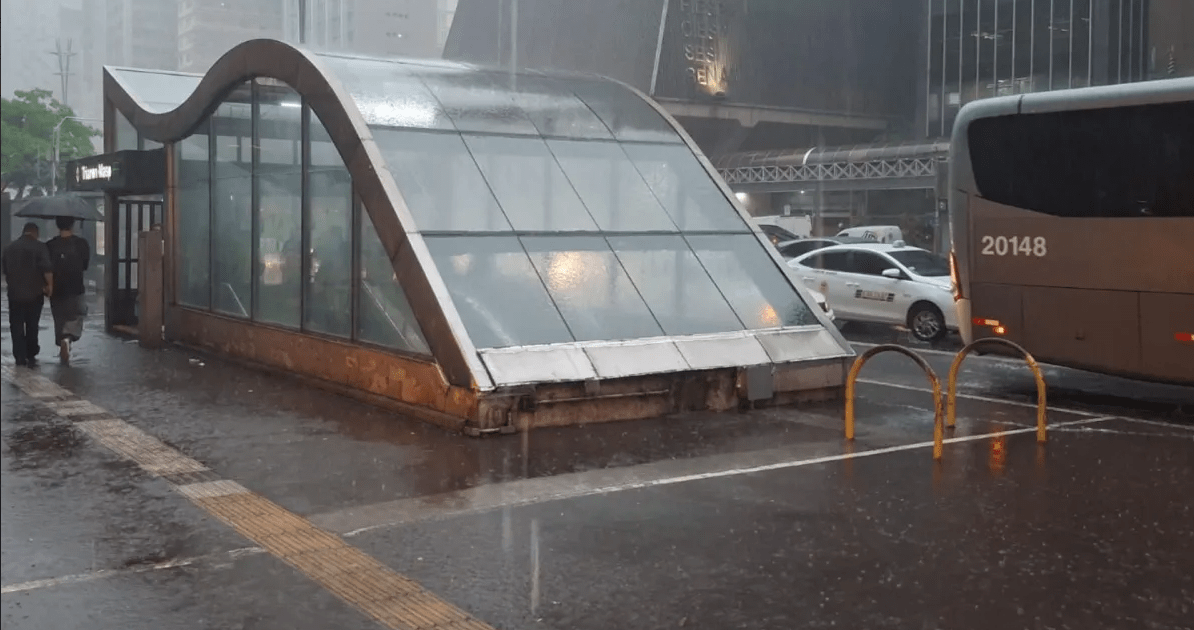 Chuva provoca alagamentos em São Paulo e alerta vermelho na ZL Chuva provoca alagamentos em São Paulo e alerta vermelho na ZL