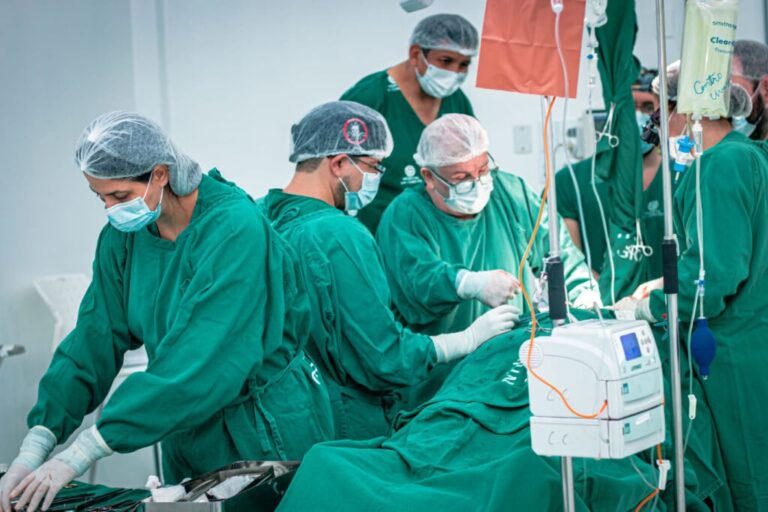Equipes de cirurgia de cabeça e pescoço e cirurgia torácica atuam em conjunto durante o procedimento na Fundhacre. Foto: Gleison Luz/ Fundhacre