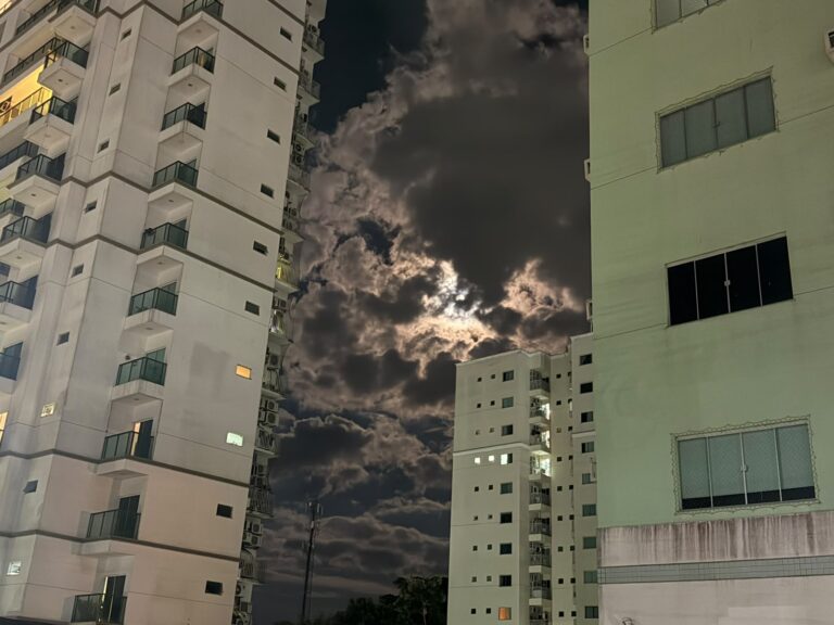 Alarme de incêndio mobiliza bombeiros e leva à evacuação de residencial