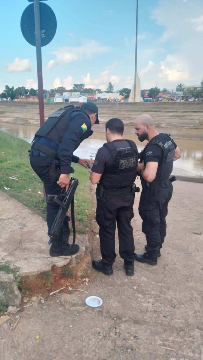 Urgente: bombeiros resgatam corpo encontrado boiando no Rio Acre Urgente: bombeiros resgatam corpo encontrado boiando no Rio Acre
