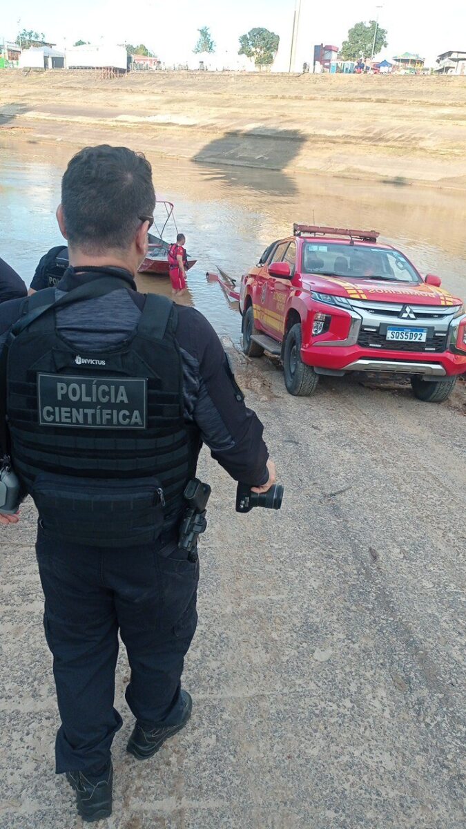 Urgente: bombeiros resgatam corpo encontrado boiando no Rio Acre Urgente: bombeiros resgatam corpo encontrado boiando no Rio Acre