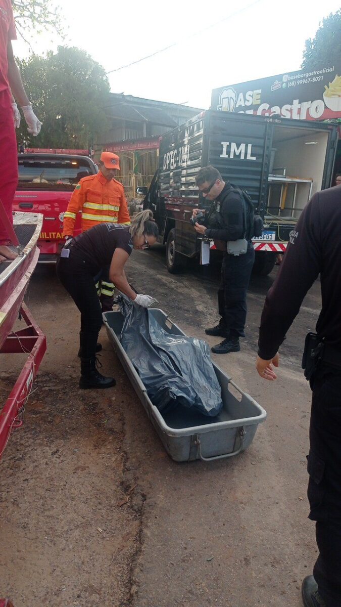 Urgente: bombeiros resgatam corpo encontrado boiando no Rio Acre Urgente: bombeiros resgatam corpo encontrado boiando no Rio Acre