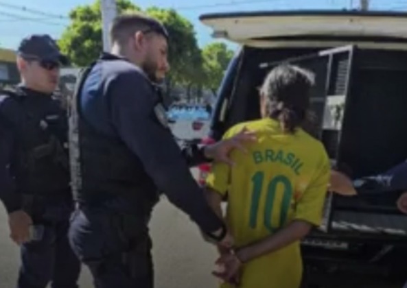 Homem tira a vida de amigo após discussão sobre jogo do Brasil Homem tira a vida de amigo após discussão sobre jogo do Brasil