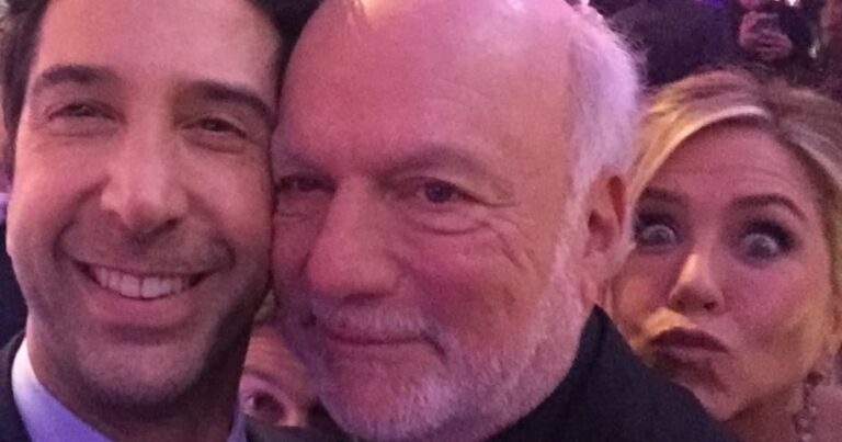 Elenco se despede de James Burrows, diretor de “Friends”, morto aos 85 anos