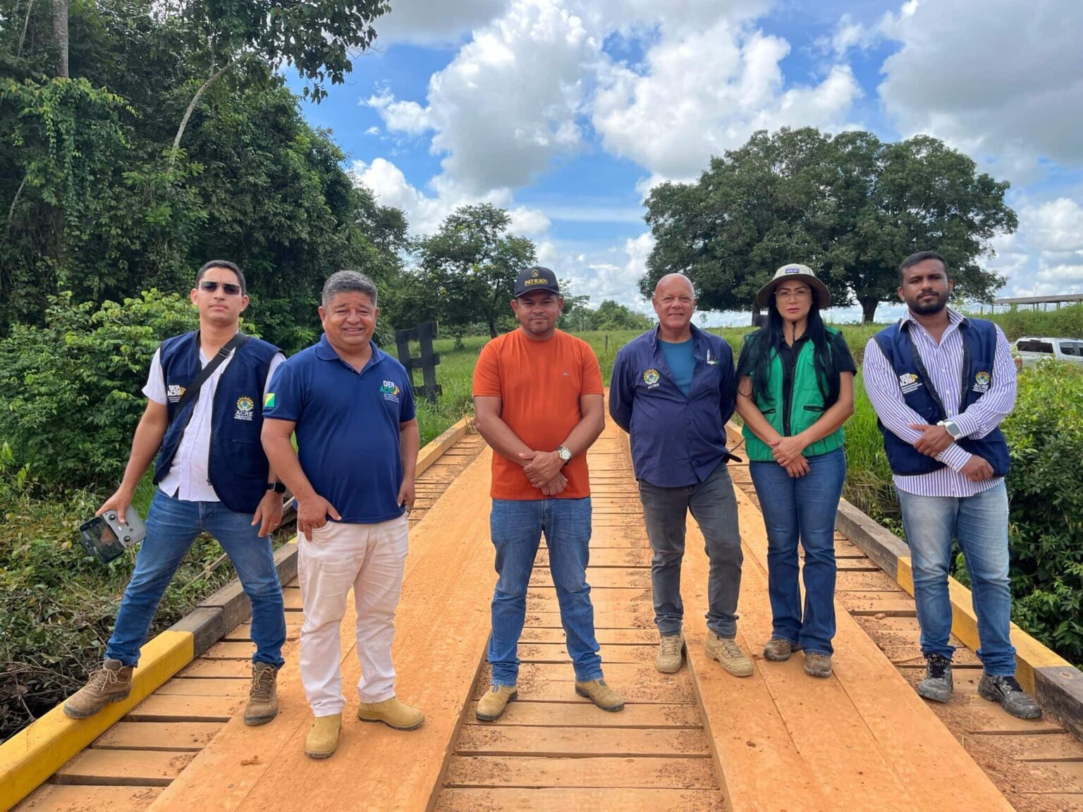 Deracre vistoria construção de ponte no ramal do km 19, em Brasiléia
