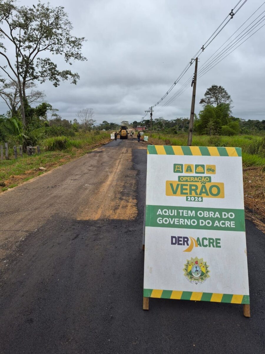 Deracre trabalha no asfaltamento da Estrada Mário Lobão em Sena