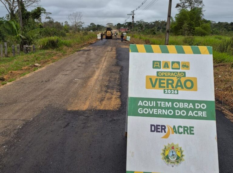 Deracre trabalha no asfaltamento da Estrada Mário Lobão em Sena