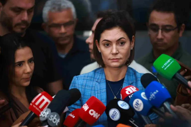 Michelle Bolsonaro expõe atrito com Flávio e recebe apoio de aliados