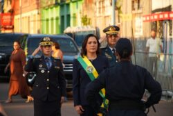 Mailza participa de passagem em revista nos 64 anos do Acre