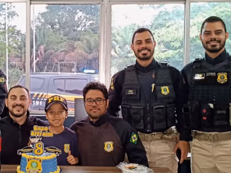 Menino que realizou sonho de vestir farda da PRF morre após luta contra o câncer